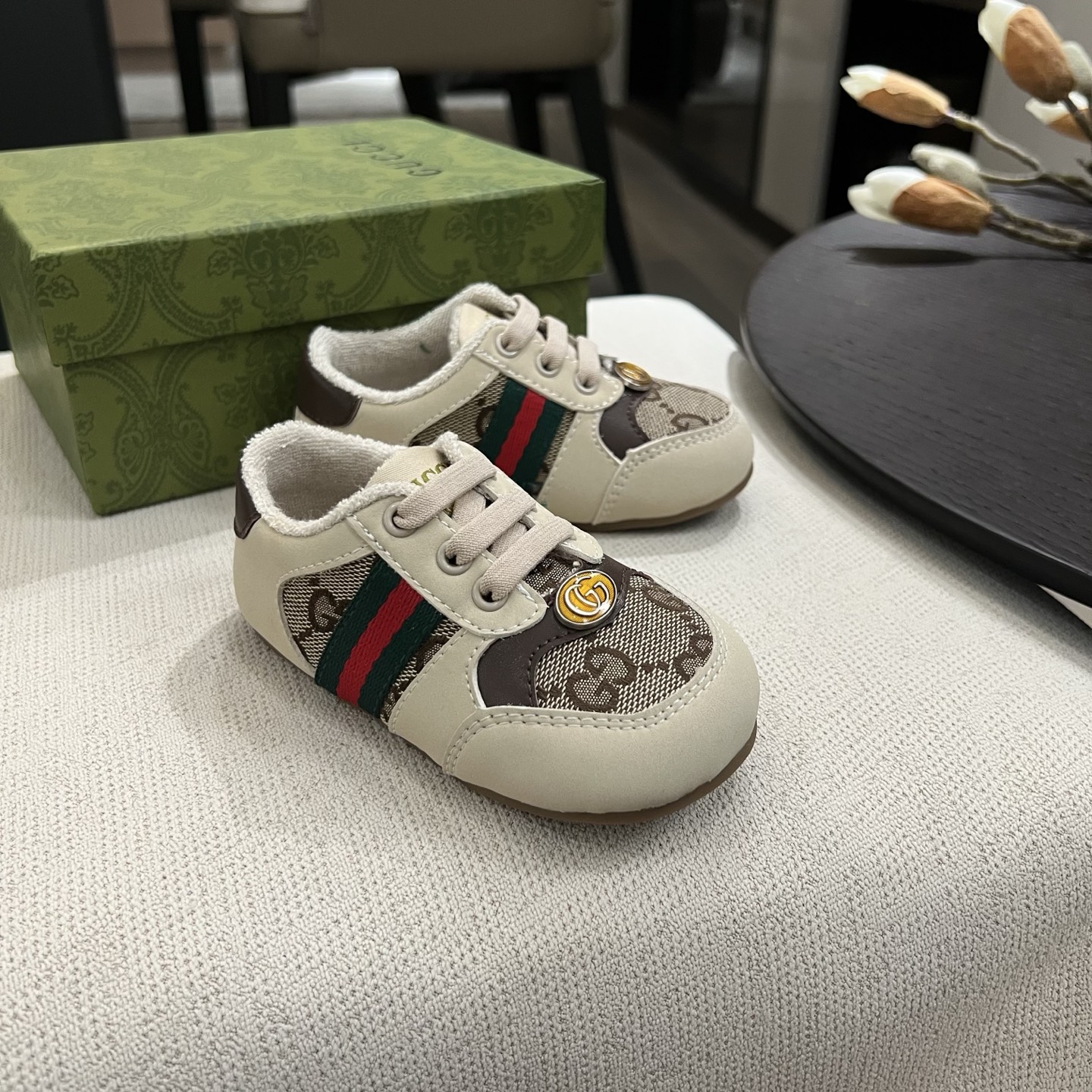 Children's shoes child